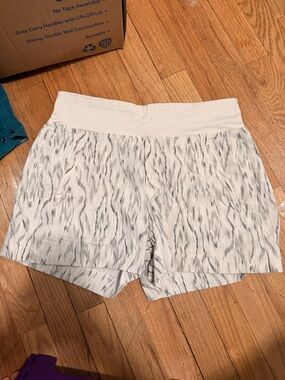 Athleta Light Gray Patterned High-Waist Athletic Shorts